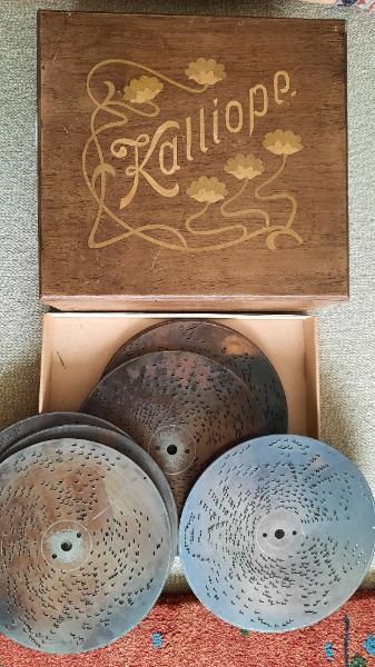 antike Musikspieluhr Kalliope aus Holz mit Metallscheiben