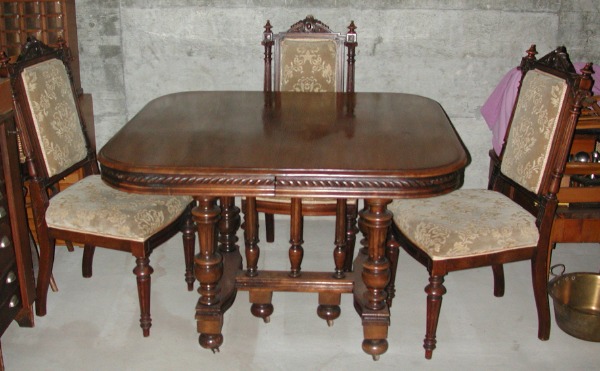 Tisch Holz, ausziehbar + 6 Stühle, antik