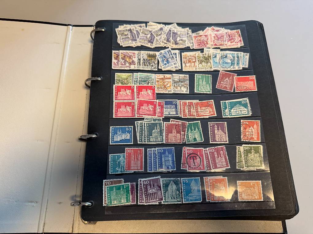 Album mit Briefmarken Schweiz