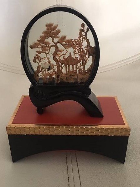 Asiatische Deko feine Schnitzerei hinter Glas
