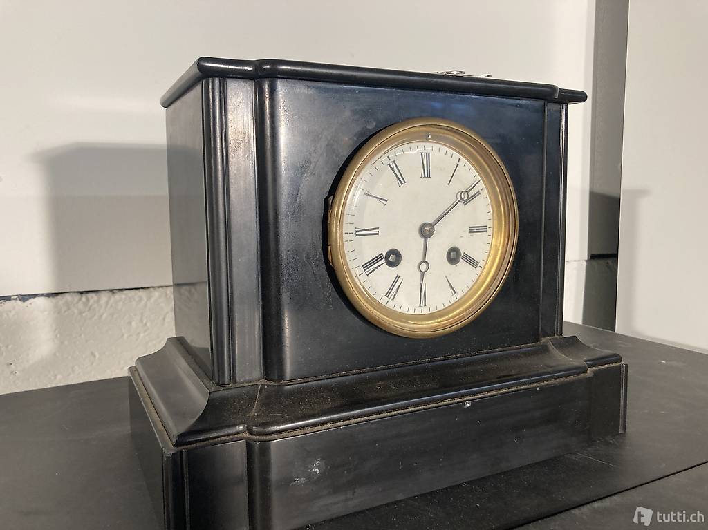 Antike Uhr mit Steingehäuse