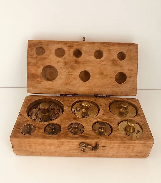 Waageset mit 8 Gewichtssteinen antik